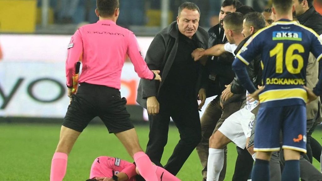 CHÍNH THỨC! Án phạt cực nặng dành cho vị chủ tịch đấm trọng tài