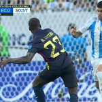 CHOÁNG! Cristian Romero đá thẳng vào chân Moises Caicedo rồi lăn lộn đau đớn