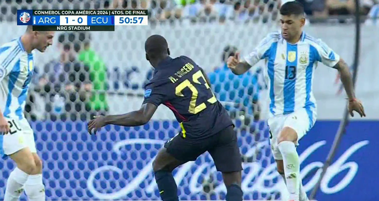 CHOÁNG! Cristian Romero đá thẳng vào chân Moises Caicedo rồi lăn lộn đau đớn