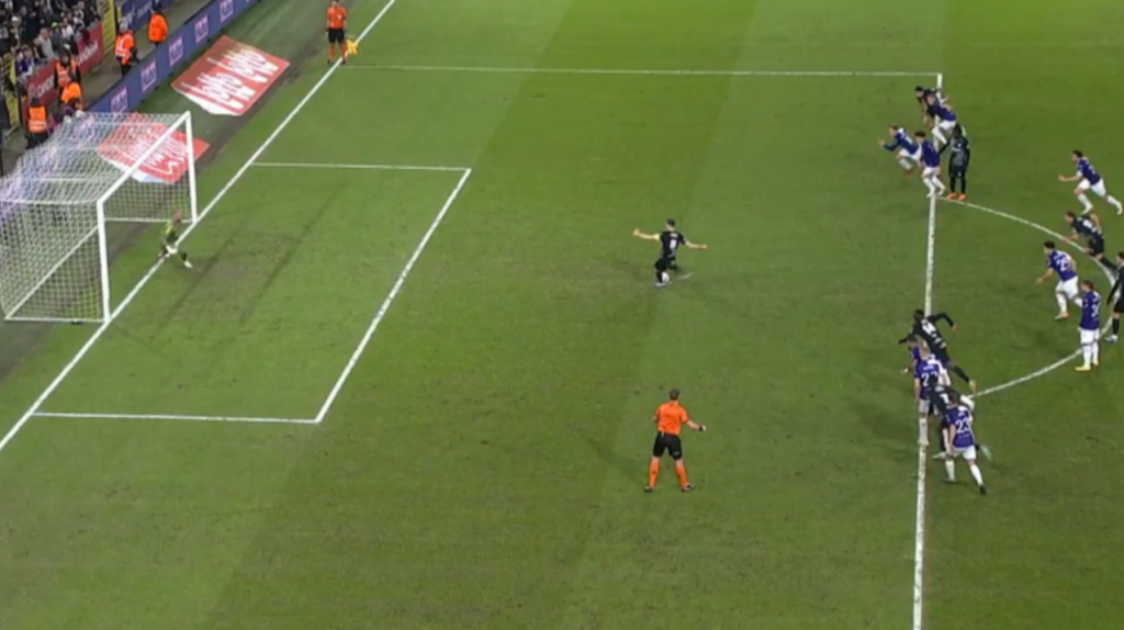 Chưa từng có: Trận đấu được đá lại sau sai sót của VAR