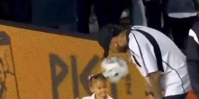 Con gái Neymar gặp sự cố ở trận Santos vs Corinthians