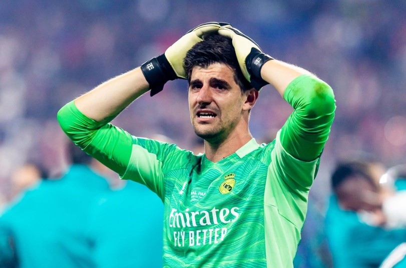 Courtois tiết lộ đồng đội không nghe lời Ancelotti