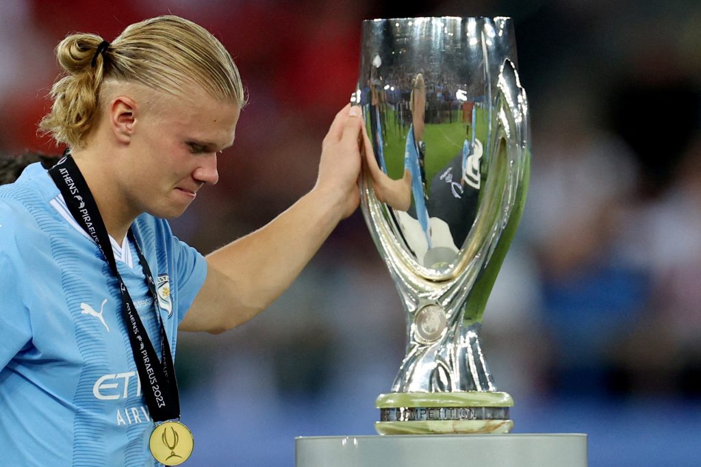 Cựu sao M.U nêu lý do Haaland xứng giành QBV hơn Messi