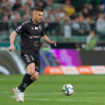 Cựu tiền đạo Arsenal ghi bàn từ sân nhà