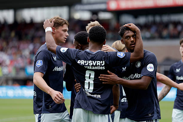 Đại thắng derby, Van Persie giúp Feyenoord vươn lên ngôi đầu