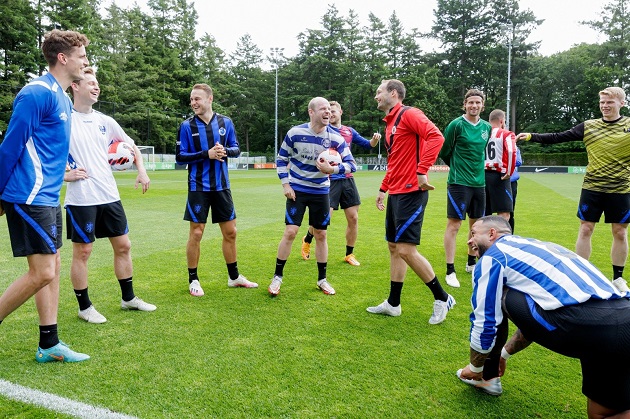 Dàn sao Hà Lan hoài niệm CLB đầu sự nghiệp, NHM phát hiện sự thật gây sốc