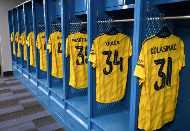 Đánh bại “Hùm xám”, Oezil trình làng kiểu đầu cực “chất chơi”