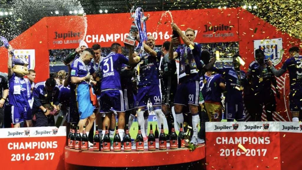 DNA Anderlecht: Champagne Football và màu tím Hoàng gia