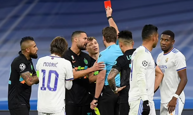 Đối thủ mất trụ cột, Liverpool hưởng lợi lớn