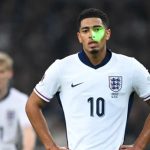 ĐT Anh bị CĐV Hy Lạp tấn công bằng đèn laser