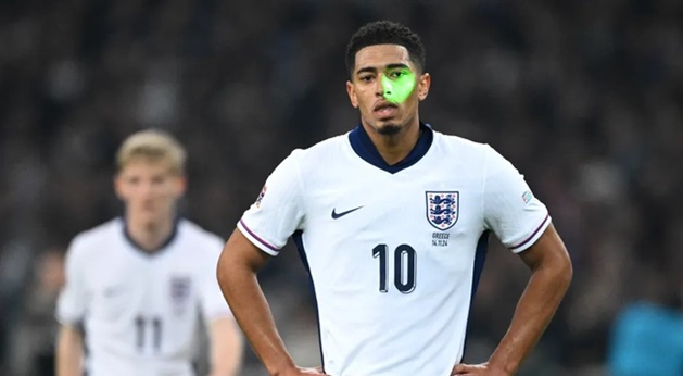 ĐT Anh bị CĐV Hy Lạp tấn công bằng đèn laser