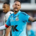 Dùng tay ghi bàn rồi bị đuổi, Neymar xin lỗi CĐV Santos