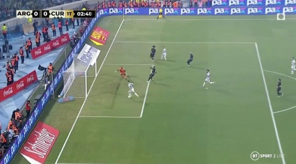 Được Messi dọn cỗ, Lautaro Martinez vẫn “biến bàn thắng thành cơ hội”