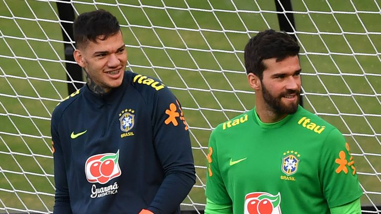 Ederson ngạc nhiên khi sao Liverpool bị loại khỏi tuyển Brazil