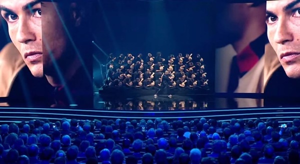 FIFA bị chỉ trích vì chiếu hình Ronaldo ngồi dự bị ở World Cup