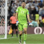 FIFA cấm thủ môn dùng tiểu xảo khi bắt penalty