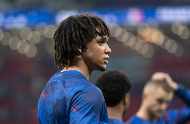 Gary Neville nói thẳng về trình độ của Alexander-Arnold