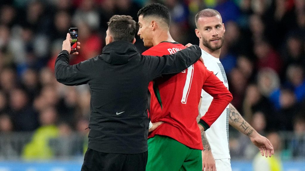 Gạt Ronaldo, chuyên gia chỉ tên cầu thủ xuất sắc nhất Bồ Đào Nha