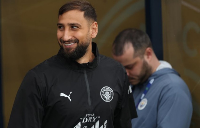 Gullit gửi lời chào thân mật đến Donnarumma