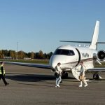 Haaland diện quần short áo thun, lên chuyên cơ riêng sang TBN nghỉ ngơi