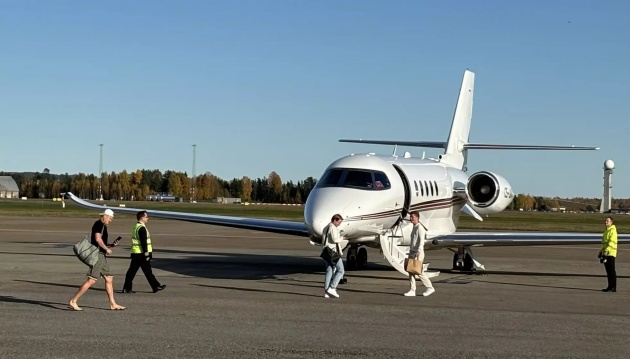 Haaland diện quần short áo thun, lên chuyên cơ riêng sang TBN nghỉ ngơi