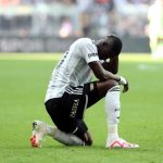 Hết phản lưới nhà, Bailly lại gây sự với đồng đội ở Besiktas