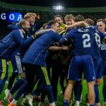 HLV Clarke bất ngờ với ba siêu phẩm đưa Scotland tới World Cup