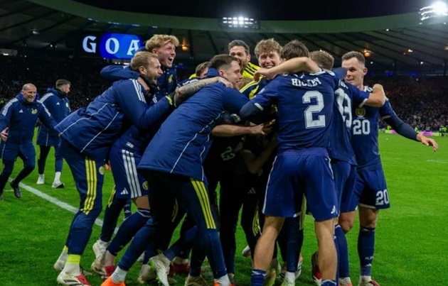 HLV Clarke bất ngờ với ba siêu phẩm đưa Scotland tới World Cup