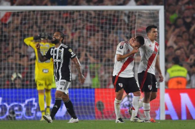 Hulk mờ nhạt, Atletico vẫn hiên ngang vào chung kết