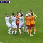 Icardi xô xát với cầu thủ đối phương