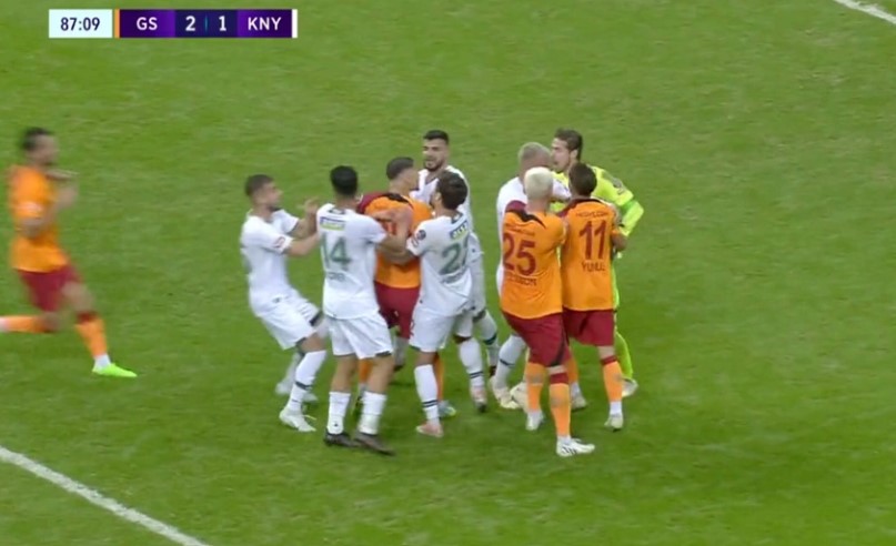 Icardi xô xát với cầu thủ đối phương