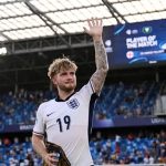 Joe Cole ví Elliott với Messi sau cú đúp vào lưới Hà Lan