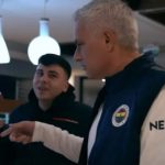 Jose Mourinho gây sốt khi dừng xe bus, mời fan Fenerbahce ăn trưa cùng đội