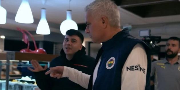 Jose Mourinho gây sốt khi dừng xe bus, mời fan Fenerbahce ăn trưa cùng đội