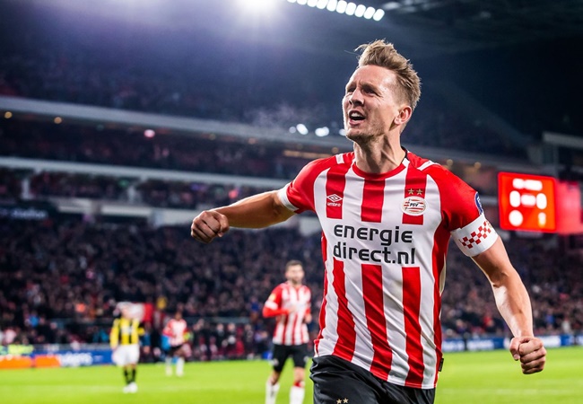 Khiến Arsenal ôm hận, De Jong vẫn bị chê không biết chơi bóng