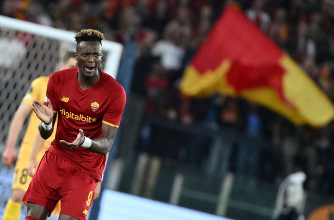 Lật kèo thành công, Abraham chế nhạo CĐV đối thủ