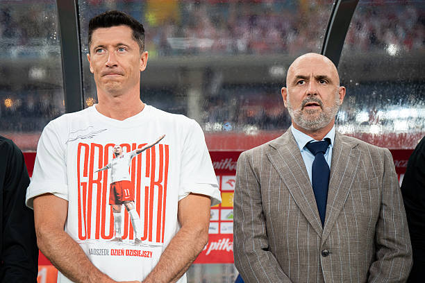 Lewandowski và vụ bê bối hủy hoại phòng thay đồ tuyển Ba Lan