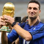 Lionel Scaloni chọn người xuất sắc hơn giữa Maradona và Messi