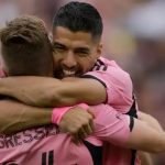 Luis Suarez lại ghi bàn trong ngày vắng Messi