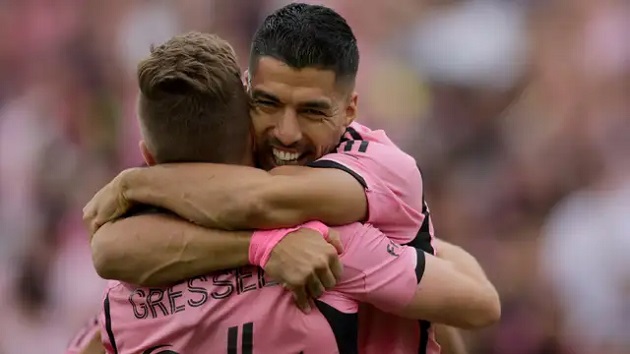 Luis Suarez lại ghi bàn trong ngày vắng Messi