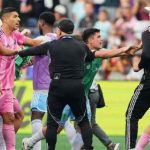 Luis Suarez xin lỗi vì hành động nhổ nước bọt vào nhân viên Seattle