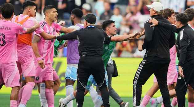 Luis Suarez xin lỗi vì hành động nhổ nước bọt vào nhân viên Seattle