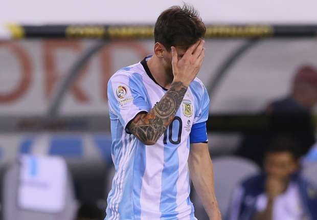 Maradona tự nhận mình sai, kêu gọi Messi đổi ý