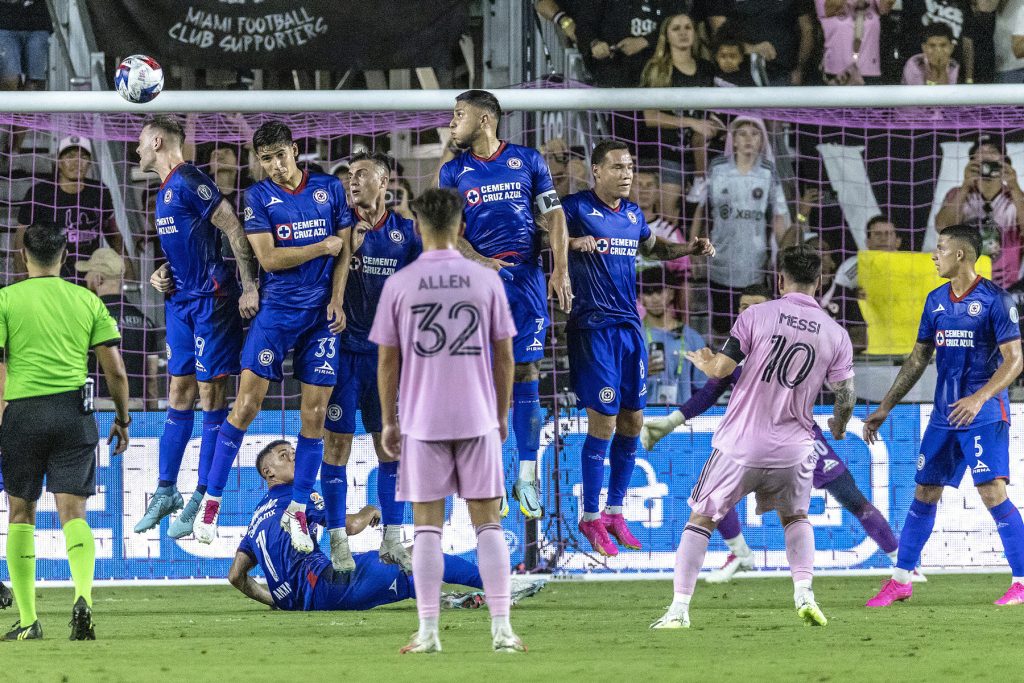 Messi bùng nổ ở Inter Miami: Bóng đá kiểu Hollywood