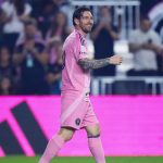 Messi ghi bàn bằng chân phải, Miami vươn lên ngôi đầu