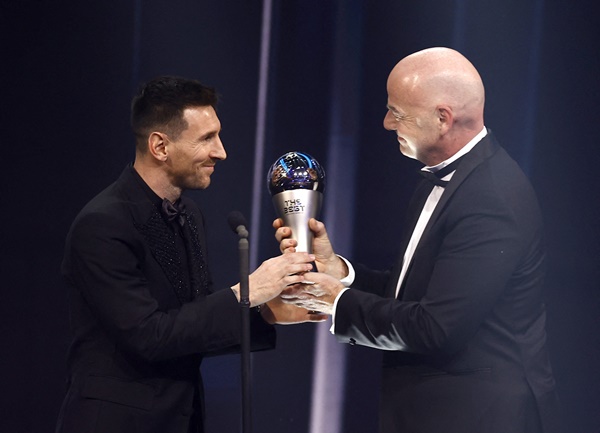 Messi giành The Best, Benzema ám chỉ FIFA ‘dối trá’