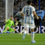 Messi im tiếng, Argentina thua trắng hai bàn trước Uruguay