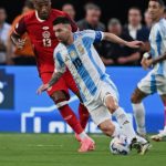 Messi làm điều Ronaldo không thể làm với cú sút choáng váng