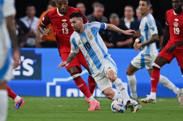 Messi làm điều Ronaldo không thể làm với cú sút choáng váng