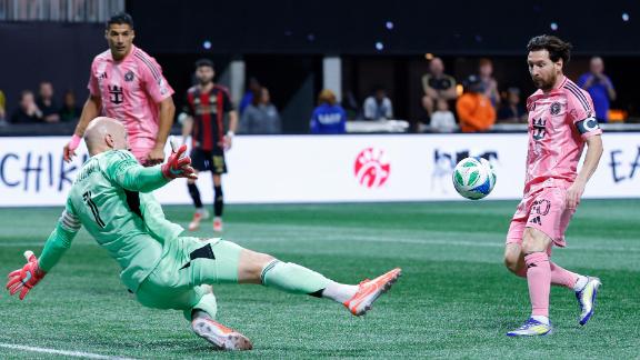 Messi lập siêu phẩm solo, Miami vươn lên ngôi đầu MLS